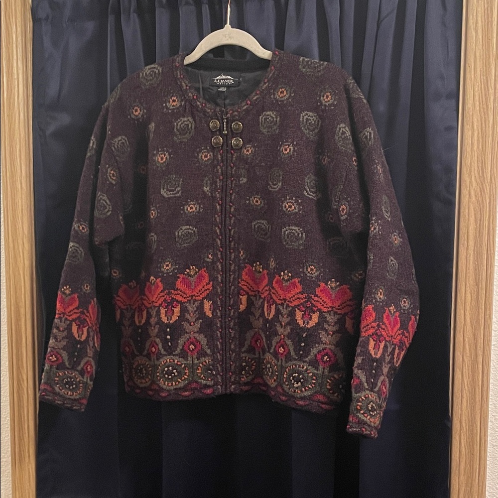 Women’s Icelandic Design full zip wool cardigan. Size Large